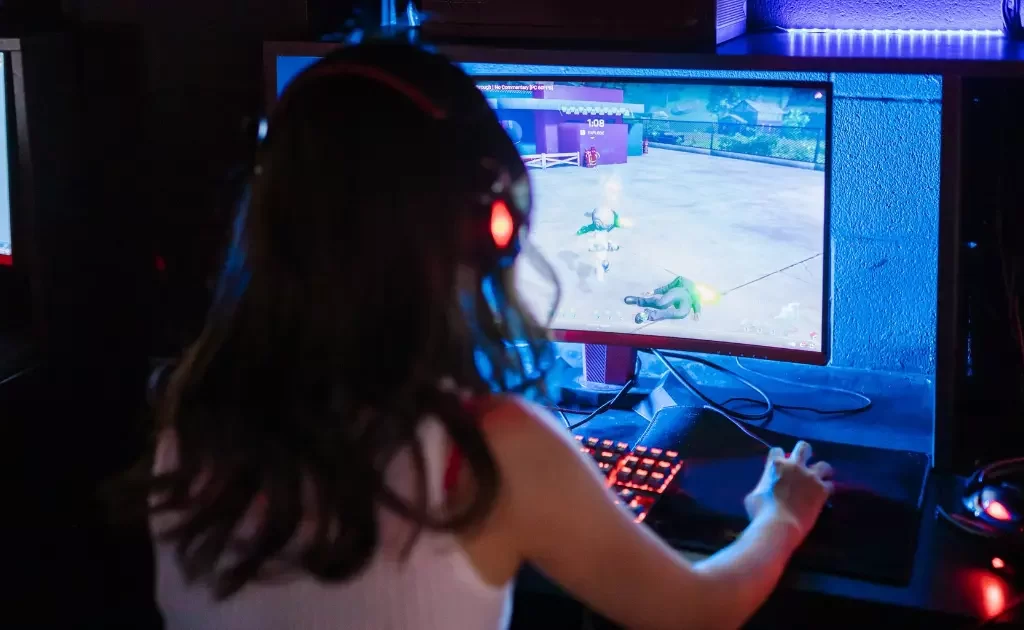 A girl is playing game on pc