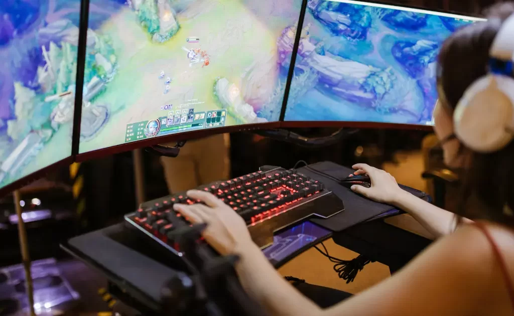 A girl is playing game on pc